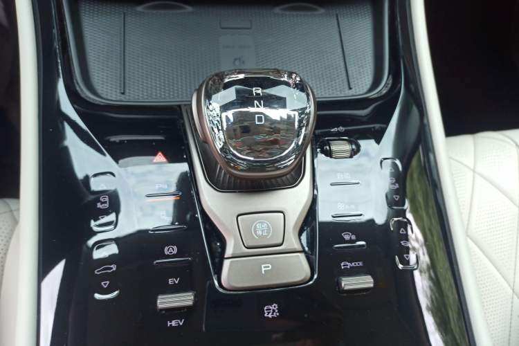 Used Denza D9 2022 DM-i 1040 Prestige Model