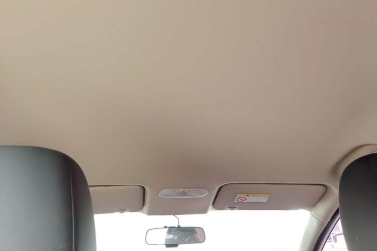 Used Venucia R50 2015 1.6L Manual Fashion Edition
