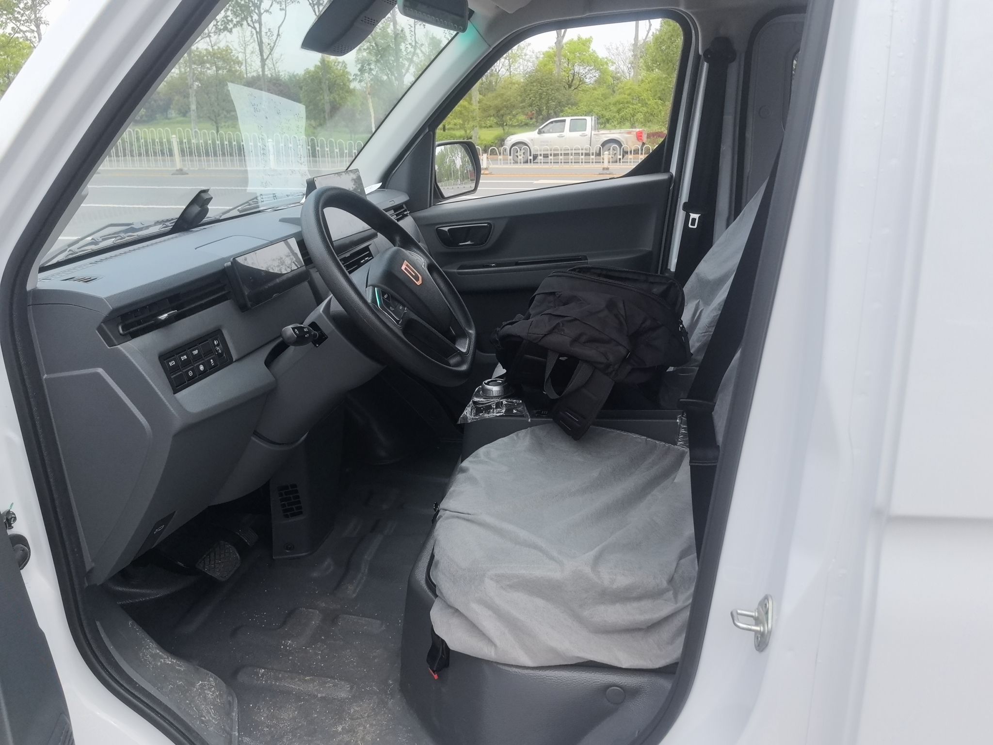 Переднее сиденье в автомобиле