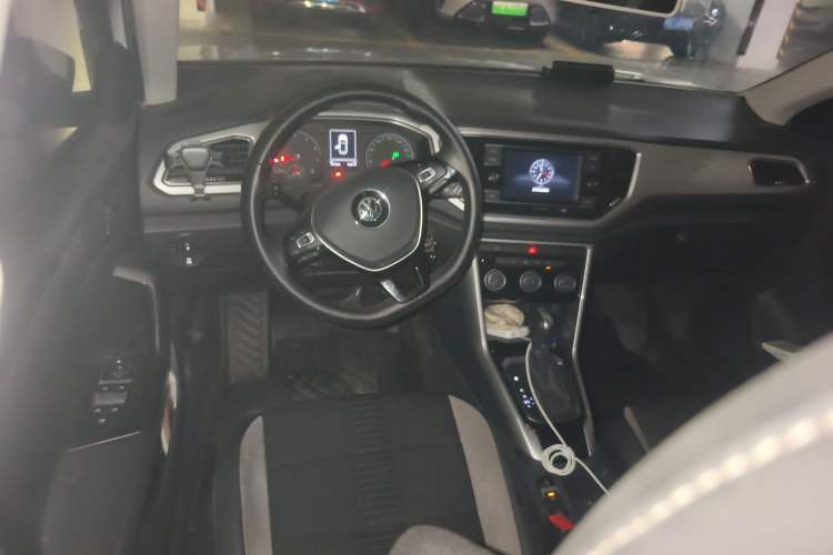 Used Volkswagen T-ROC 2019 230TSI DSG Two-Wheel-Drive Advanced Version China VI Standard Steering Wheel