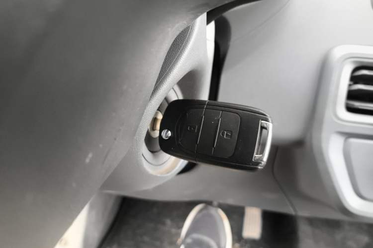 Used Wuling Yangguang 2024 300KM Comfort Version Passenger Van 75kW Vehicle Key