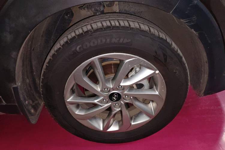 Used Hyundai Tucson 2018 1.6T Dual-Clutch Two-Wheel Drive 15th Anniversary Special Edition Right Front Wheel Hub