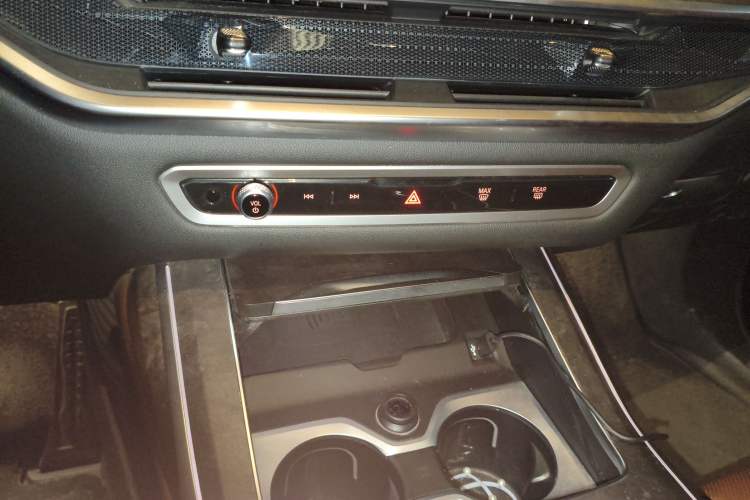 Used BMW X7 2023 xDrive40i Luxury Package with Premium Features Audio And AC Panel