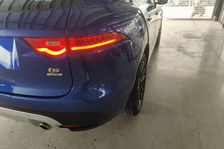 Used Jaguar F-PACE 2016 3.0 SC Four-Wheel Drive S High-Performance Edition Right Rear Taillight