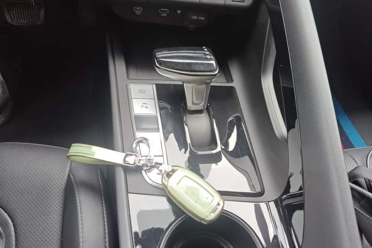 Used Hyundai Elantra 2023 1.5L CVT LUX Prestige Edition Gear Lever