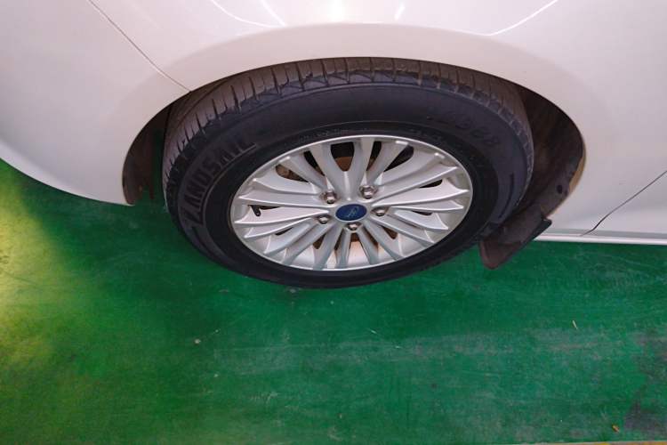 Used Ford Escort 2015 1.5L Manual Comfort Model Left Front Wheel Hub