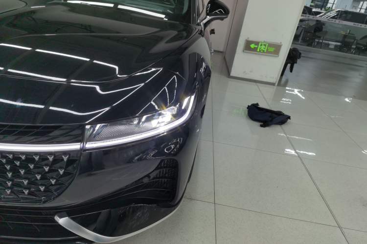 Used VOYAH PASSION 2024 PHEV Four-Wheel Drive Ultra-Long Range Flagship Model Left Front Headlight