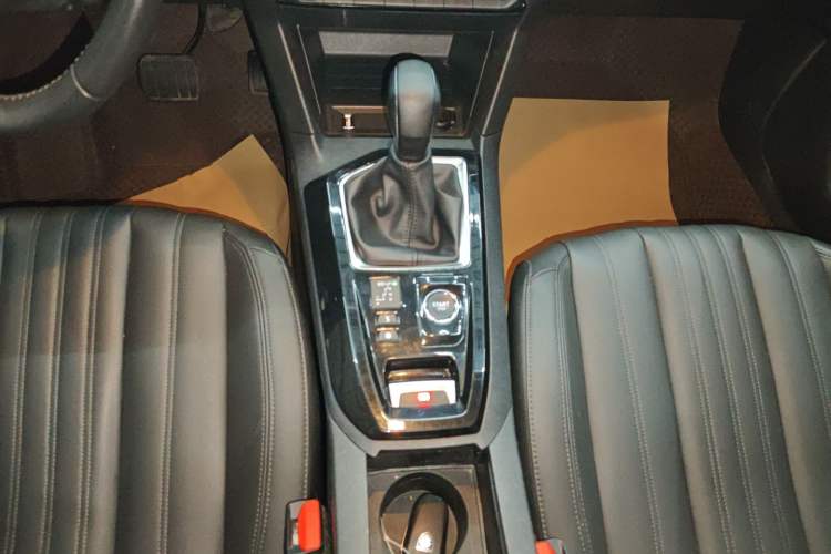 Used Peugeot 408 2022 1.6T Light-Chasing Edition Gear Lever