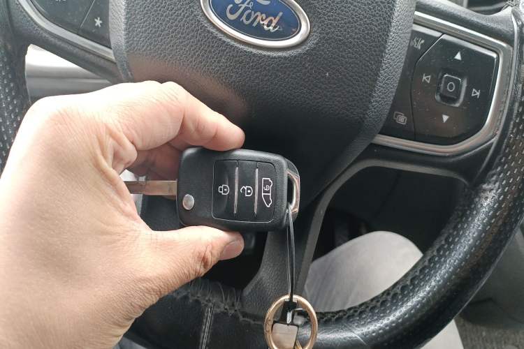 Used Ford Transit 2023 2.0T Diesel Manual Multifunction Commercial Vehicle Mid-axle Mid-roof 5/6 Seats