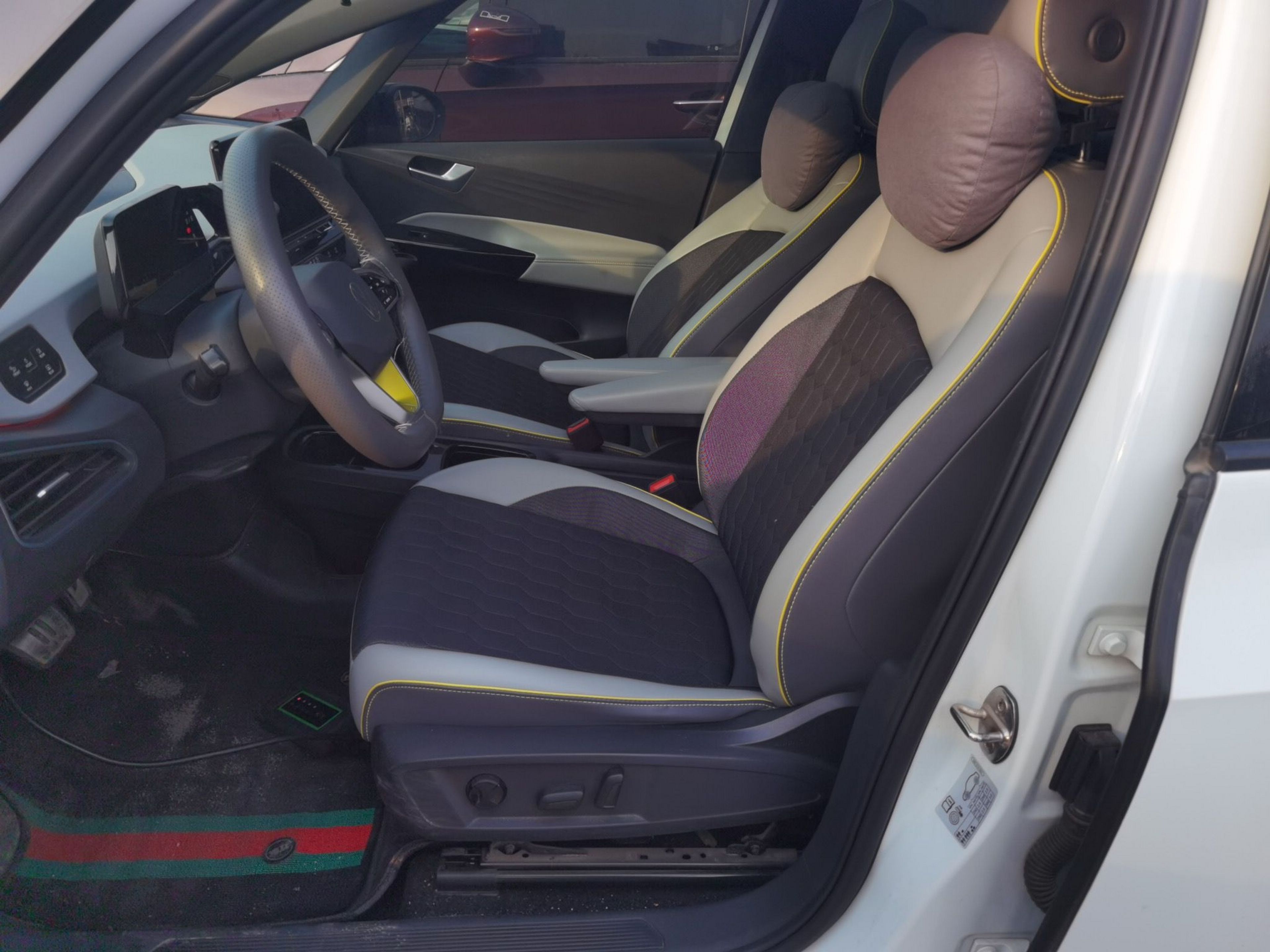 المقاعد الأمامية داخل السيارة