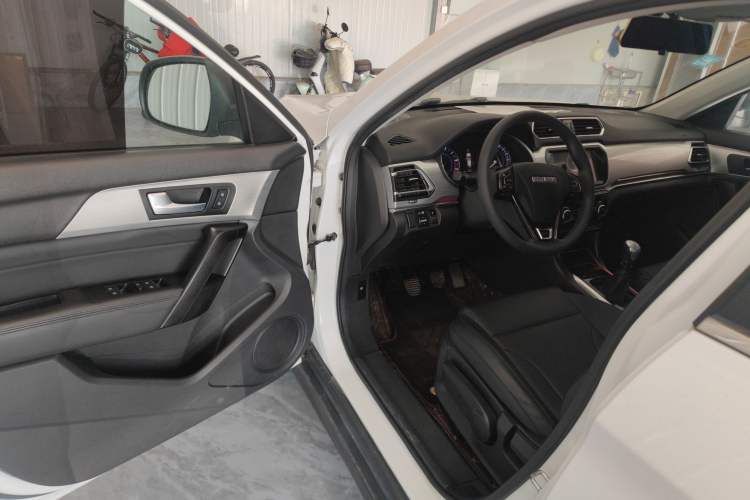 Used Haval H2 2018 Chuanxiang Edition Blue Badge 1.5T Manual Two-Wheel Drive Fashionable Model