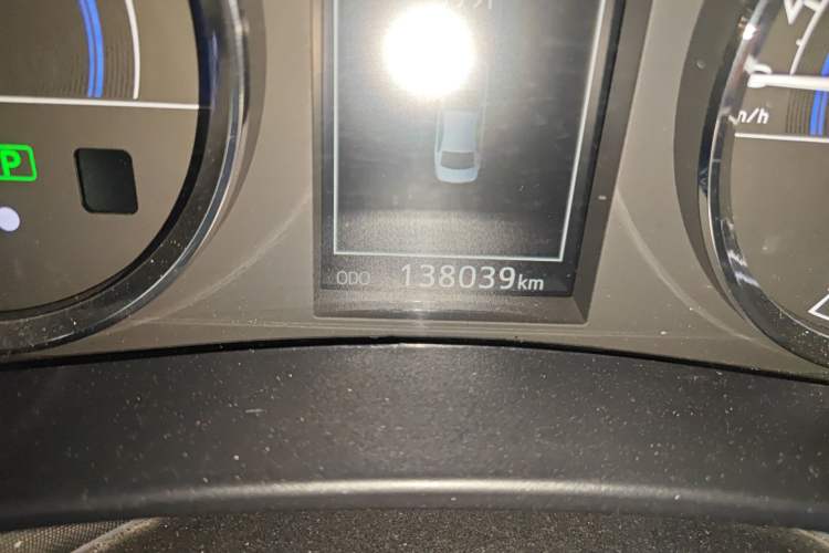 Used Toyota Levin 2016 Dual-Engine 1.8H GS E-CVT Elite Model with Sunroof Odometer Close Up