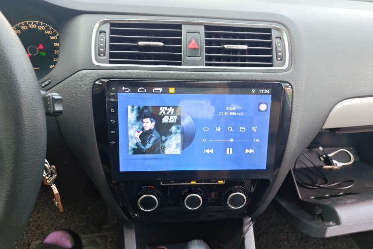 Used Volkswagen Sagitar 2012 1.6L Automatic Comfort Edition Audio And AC Panel