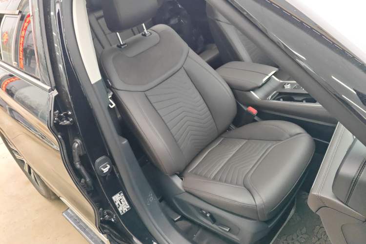 Used Ford Explorer 2024 2.3T EcoBoost Four-Wheel Drive Titanium Edition 7 Seats