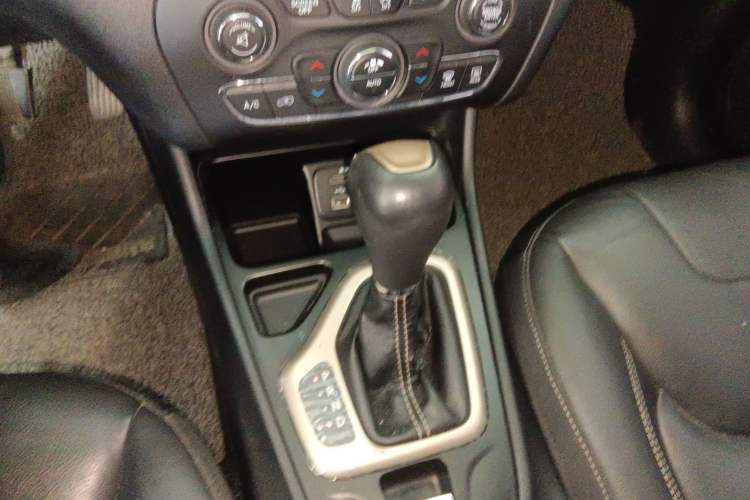 Used Jeep Cherokee 2017 2.0L Superior Edition Gear Lever