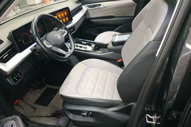 Used Volkswagen Tavendor 2023 330TSI Luxury Touring Edition Left Front Seat