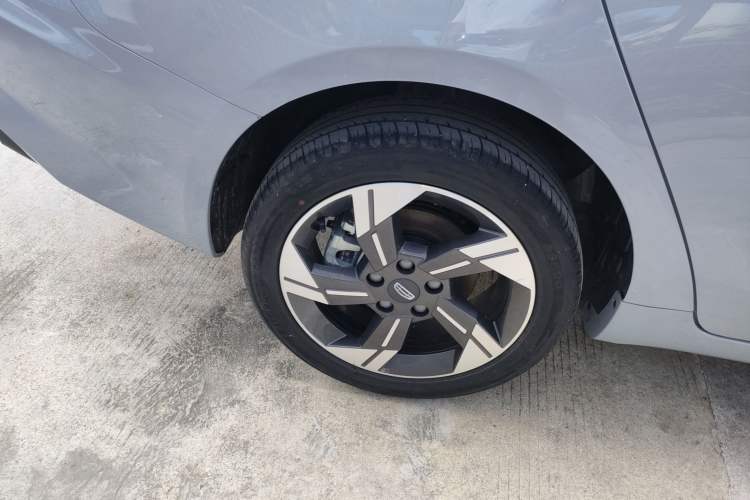 Used Geely Auto Emgrand L HiP 2024 Champion Edition 1.5TD-DHT Pro 100KM Excellence Model
