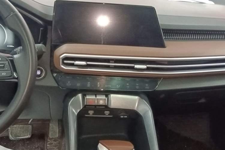 Used Kia Sportage R 2021 Ace 2.0L Splendid Edition Audio And AC Panel