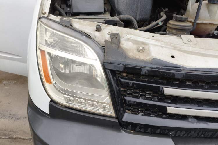 Used SAIC MAXUS Xintu V80 2019 2.5T Classic Model 6-Speed Manual Aotong Long Wheelbase Mid-Height 7-Seater