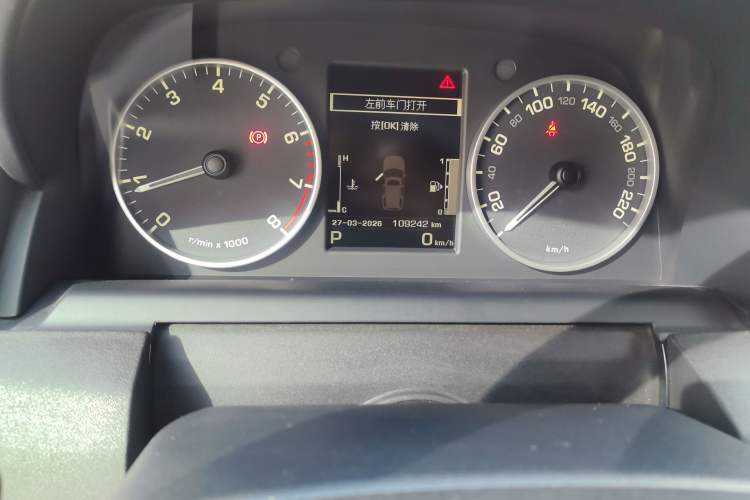 Used Land Rover Discovery 2016 3.0 SC Obsidian Black Heritage Edition HSE Odometer Close Up