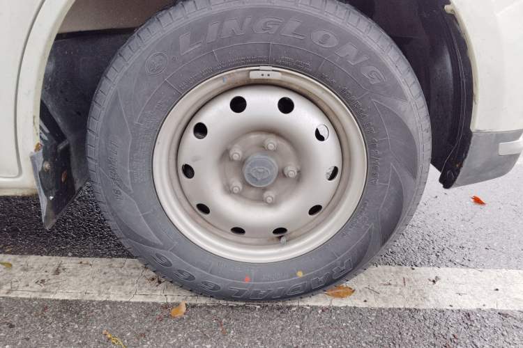 Used CHANGAN KAICHENG Ruixing EM80 2024 Comfort-Style 6-Seater 41.86 kWh Right Front Wheel Hub