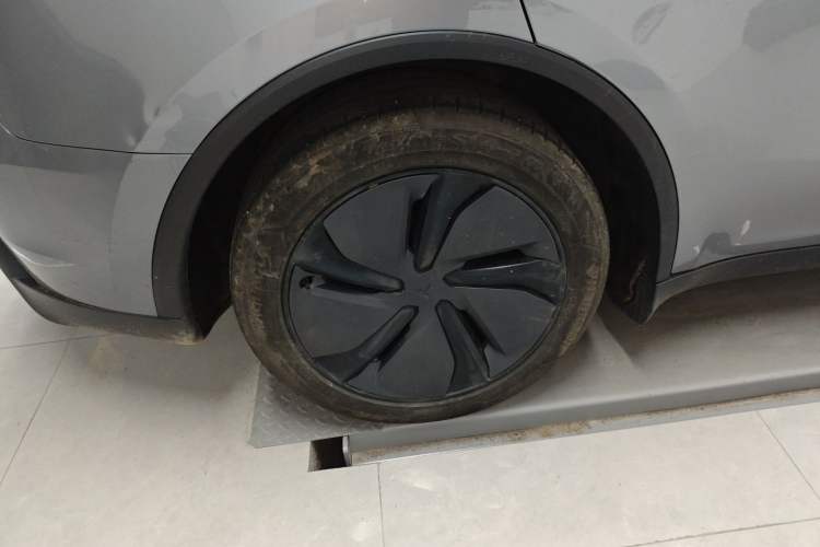 Used Tesla Model Y 2025 Long-Range All-Wheel-Drive Version
