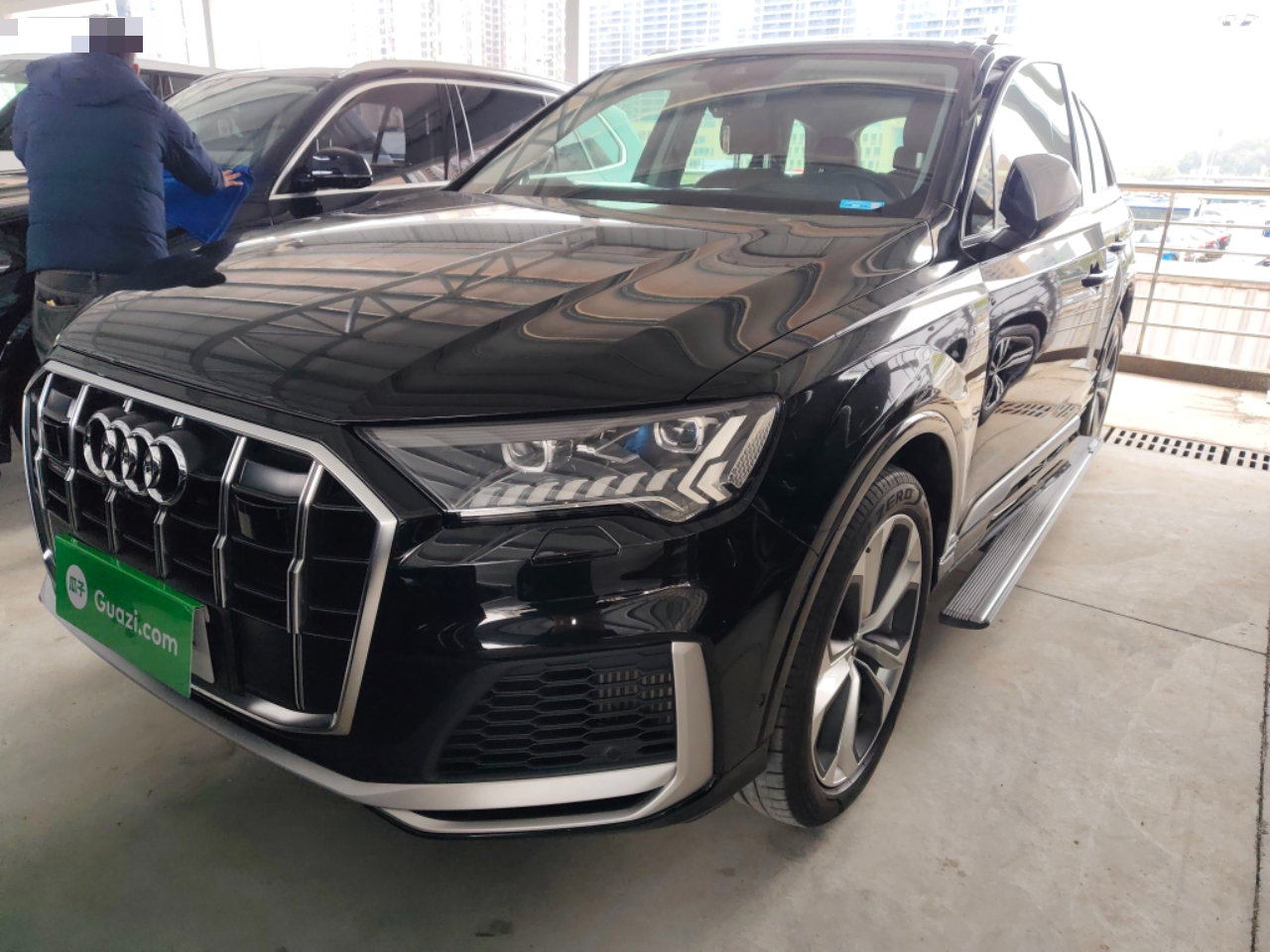 تحت مقدمة السيارة