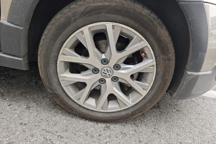 Used Volkswagen Polo 2014 1.6L Cross Polo Automatic Right Front Wheel Hub