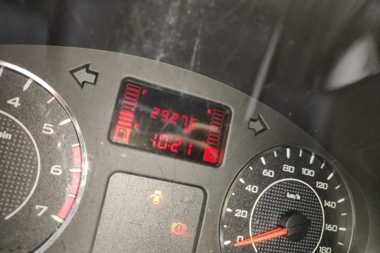 Used Wuling Hongguang V 2022 1.5L Jingqu Edition Enclosed-Window Vehicle with Hydraulic Power Steering LAR Odometer Close Up