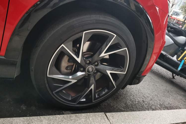 Used Audi Q5 e-tron 2022 50 e-tron quattro edition one Artistic Collection Edition Right Front Wheel Hub