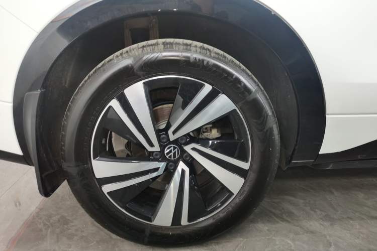 Used Volkswagen Tavendor 2024 380TSI All-Wheel-Drive R-Line Cruise Premium Edition Right Rear Wheel Hub