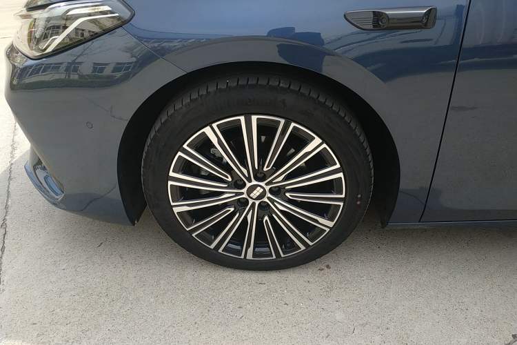 Used Geely Galaxy A7 2025 Model EM-i 150km Starship Edition Left Front Wheel Hub