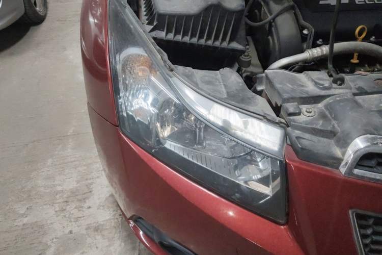 Used Chevrolet Cruze 2013 Hatchback 1.6L Manual Luxury Model Right Front Headlight