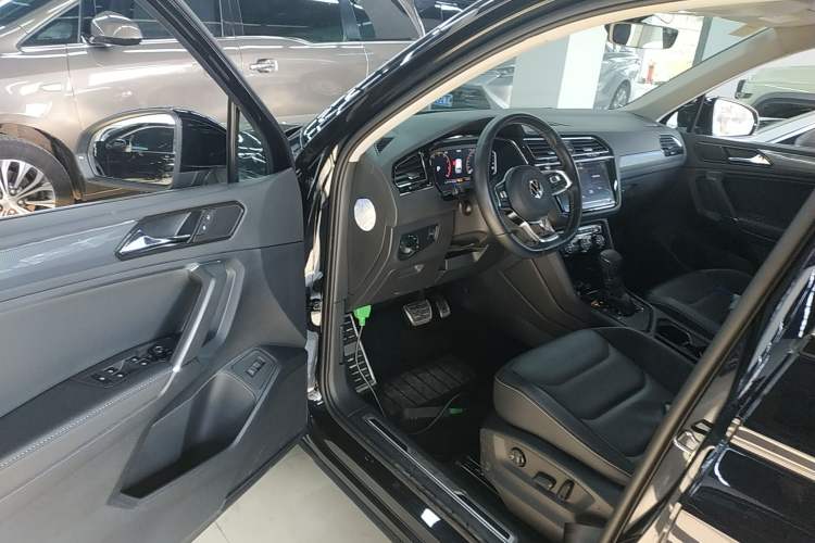 Used Volkswagen Tiguan L 2021 330TSI Automatic Two-Wheel Drive R-Line Enhanced Edition
