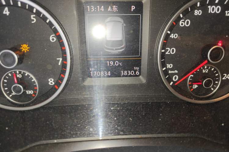 Used Volkswagen Tiguan 2015 1.8TSI Automatic Two-Wheel Drive Luxury Model Odometer Close Up