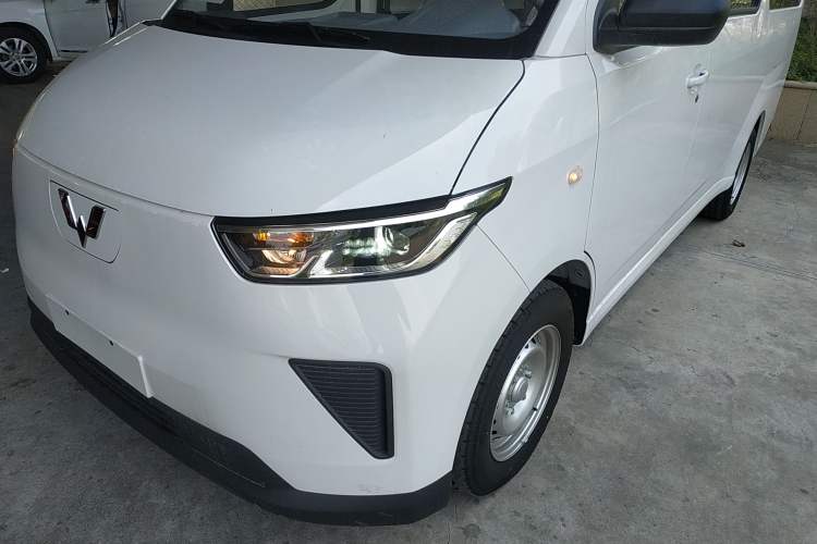 Used Wuling Yangguang 2024 300KM Comfort Version Passenger Van 75kW