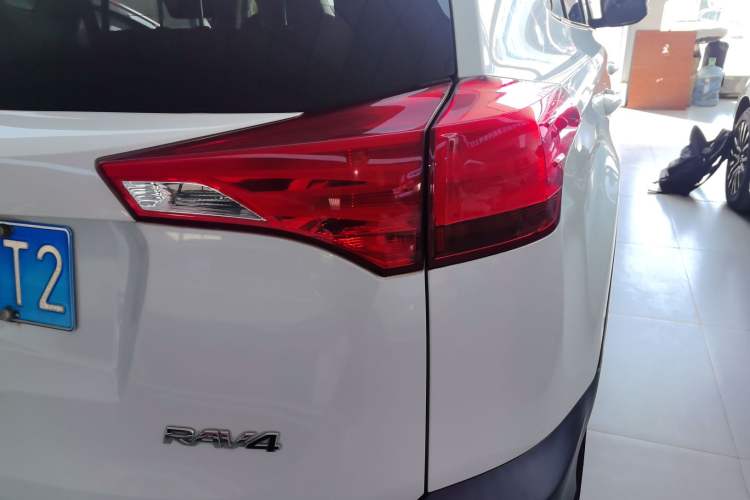 Used Toyota RAV4 2015 2.0L CVT Two-Wheel Drive Fashion Edition
