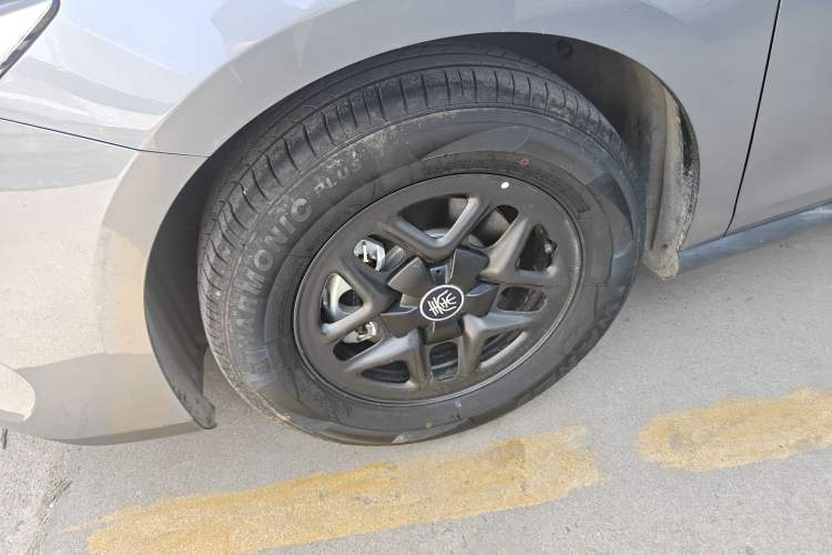 Used BYD Qin PLUS 2025 DM-i Smart Drive 55KM Leading Model Left Front Wheel Hub