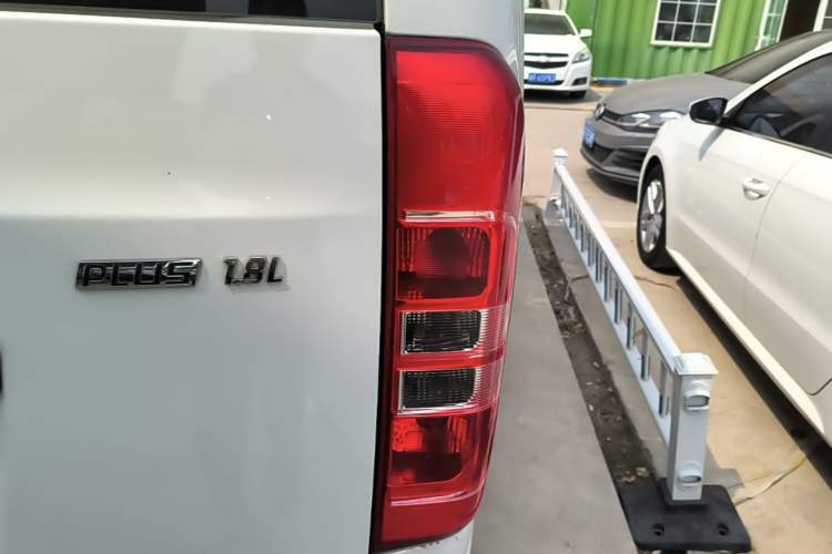 Used JAC Refine M3 2019 PLUS Maker Edition 1.8L Luxury Smart Model with 9 Seats Right Rear Taillight