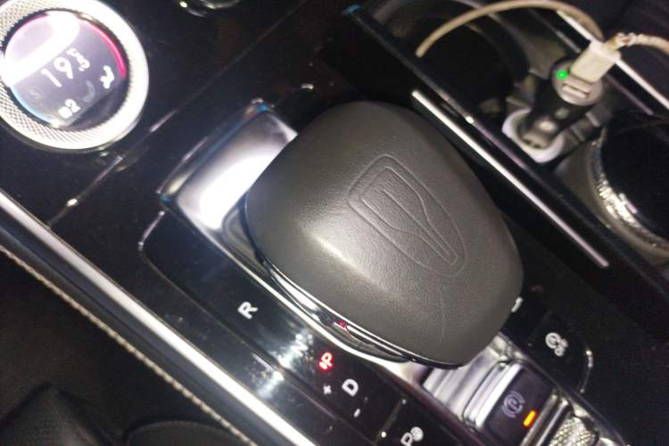 Used Hongqi H9 2020 3.0T Smart Connect Flagship Edition Gear Lever