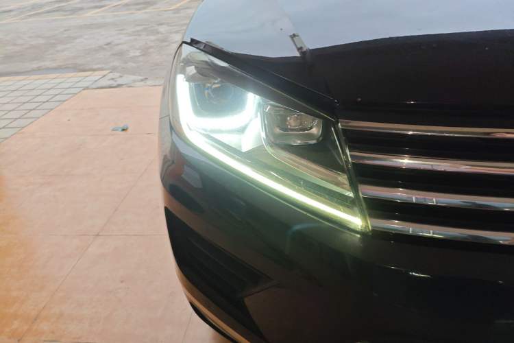 Used Volkswagen Touareg 2016 3.0 TSI Standard Version Right Front Headlight