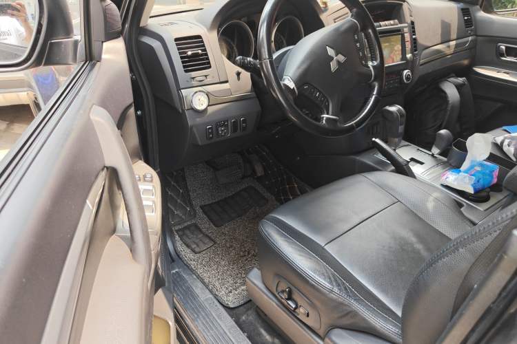 Used Mitsubishi Pajero 2014 3.0L Elite Edition Driver Seat