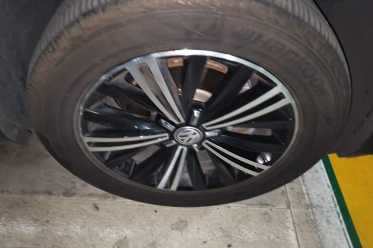 Used Volkswagen Tiguan L 2017 380TSI Automatic All-Wheel-Drive Luxury Edition Right Front Wheel Hub