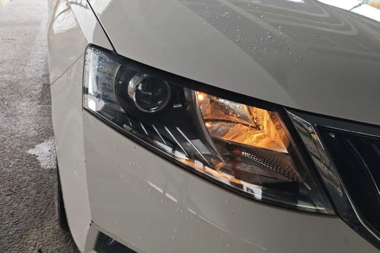 Used Skoda Rapid Spaceback 2018 1.6L Automatic Sport Edition Right Front Headlight