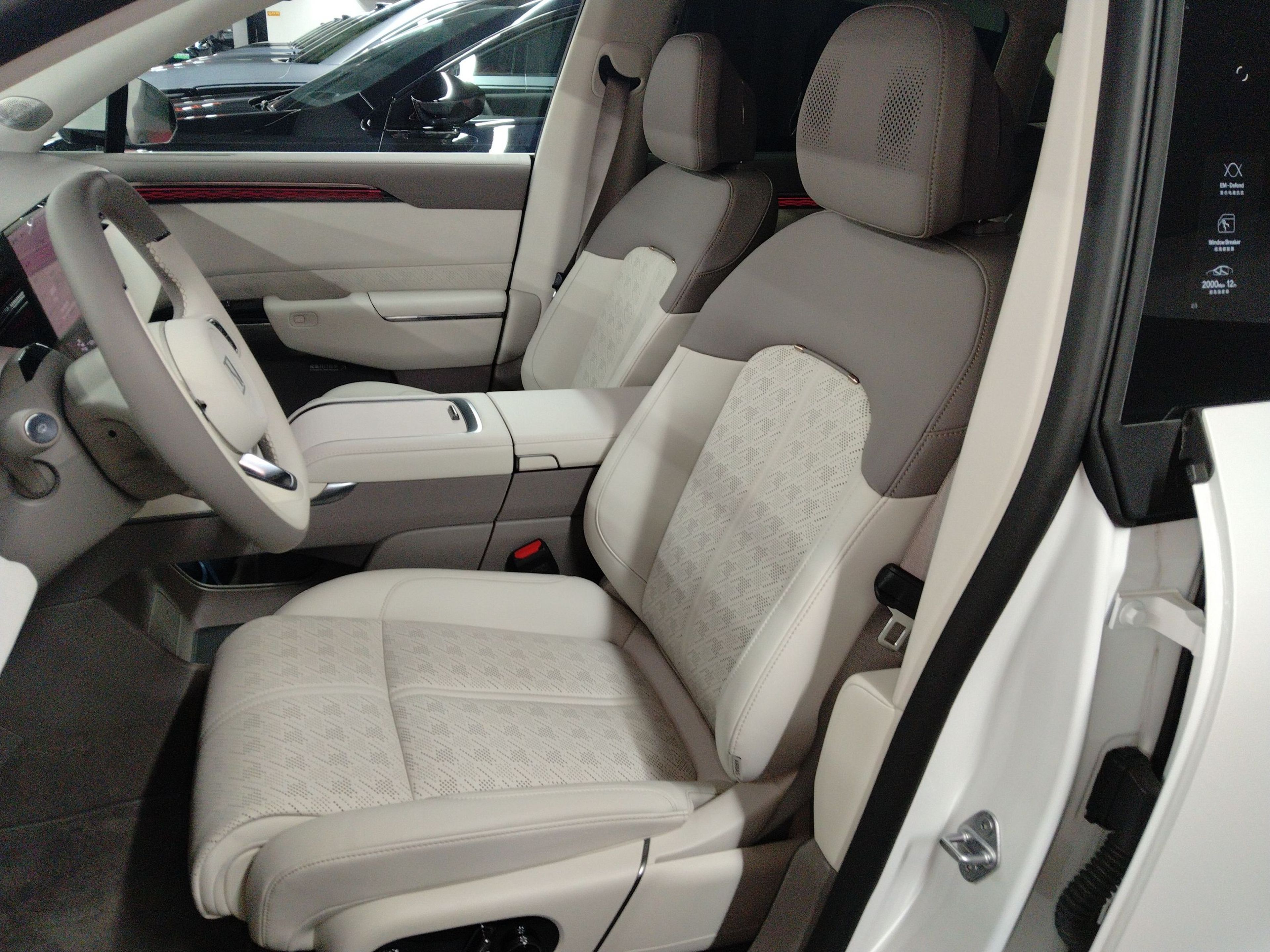 المقاعد الأمامية داخل السيارة