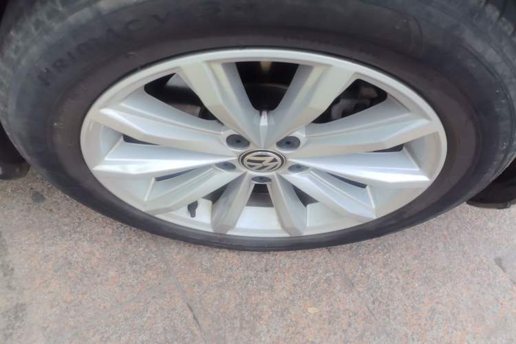 Used Volkswagen Magotan 2018 330TSI DSG Advanced Model Right Front Wheel Hub