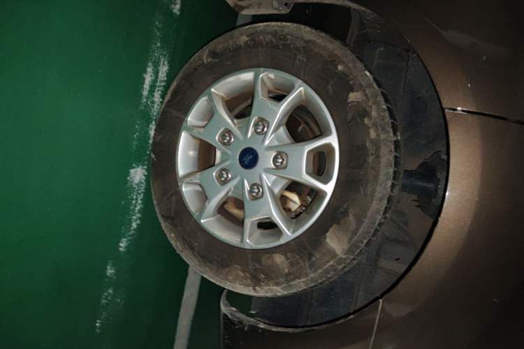 Used Ford Tourneo Custom 2016 2.0T Manual Elite Version Right Front Wheel Hub