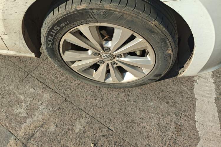 Used Volkswagen Golf Sportsvan 2018 230TSI Automatic Trend Edition Right Front Wheel Hub