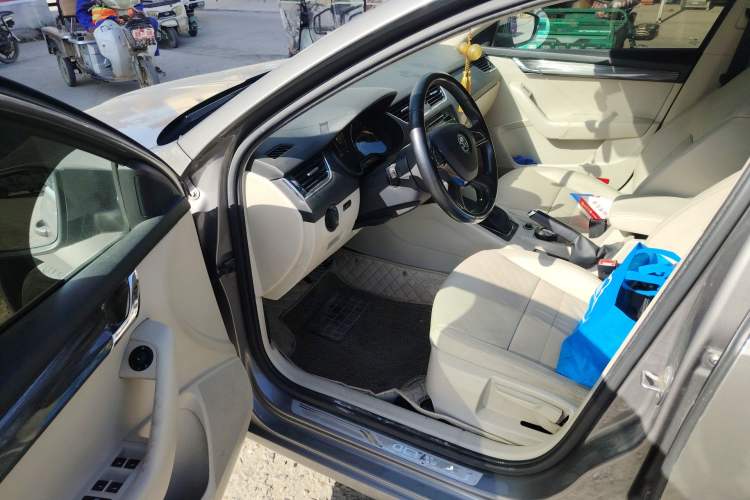 Used Skoda Octavia 2015 1.6L Automatic Yijun Edition Driver Seat