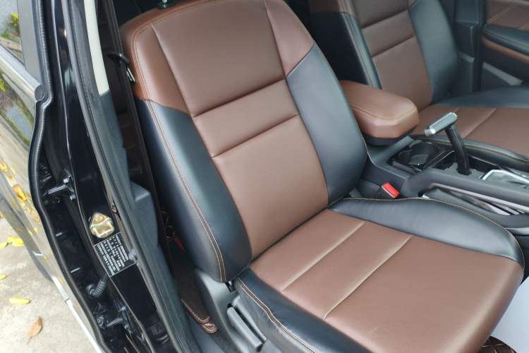 Used JMC Yusheng S350 2016 2.0T Automatic 4x4 Gasoline Luxury Version with Sunroof 7 Seats
